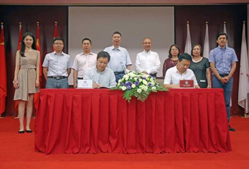 由鲁迅美术学院副院长张庆波教授和东北大学欧亿体育副院长于瑞云教授为联合实验室签约4